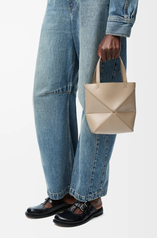 mẫu mang túi Loewe Mini Puzzle Fold Tote in Shiny Calfskin – Sand A657V25X01-2150