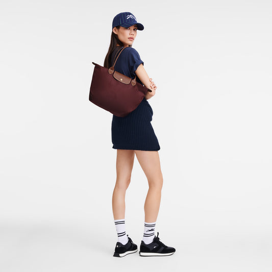 wearing LONGCHAMP LE PLIAGE ORIGINAL M TOTE BAG BURGUNDY L2605089P87