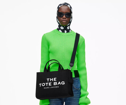 mẫu đeo túi MARC JACOBS THE CANVAS MEDIUM TOTE BAG BLACK