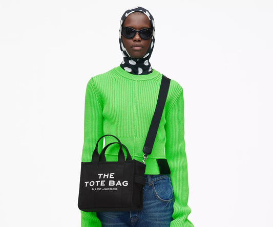 mẫu đeo túi MARC JACOBS THE CANVAS SMALL TOTE BAG BLACK