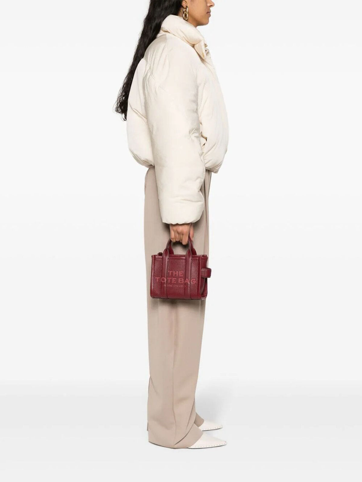 mẫu mang túi MARC JACOBS THE LEATHER CROSSBODY TOTE BAG CHERRY