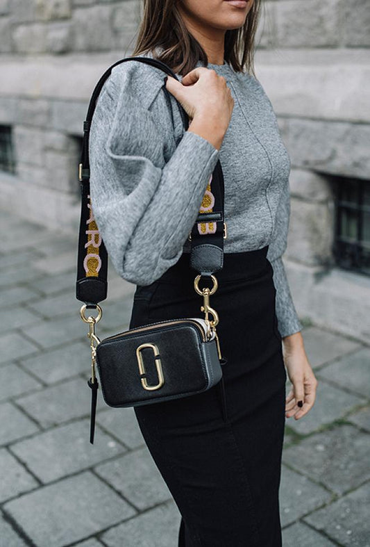 mẫu đeo túi MARC JACOBS THE SNAPSHOT BLACK MULTI M0014146-003