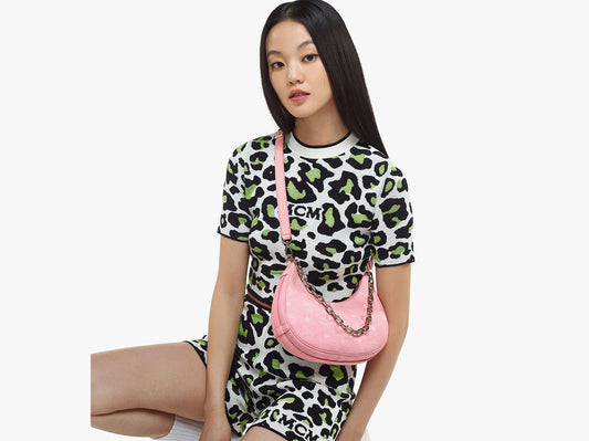 mẫu nữ đeo túi MCM AREN CRESCENT HOBO IN BLOSSOM PINK VISETOS MWHCATA11QZ001