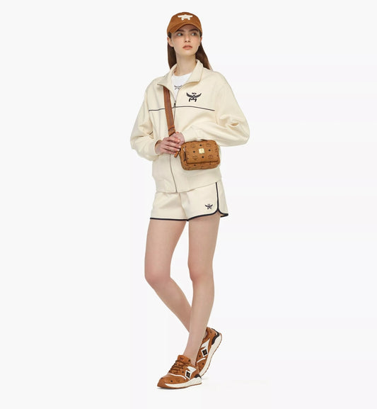 mẫu nữ đeo túi MCM AREN CROSSBODY IN COGNAC VIESTOS X-MINI BAG