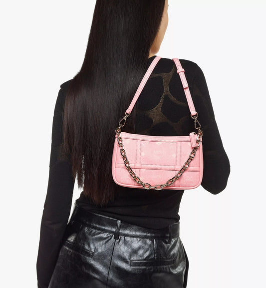 mẫu ảnh đeo túi MCM AREN MINI SHOULDER BAG IN BLOSSOM PINK VISETOS MWSBAER01QZ001