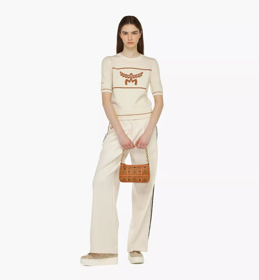 mẫu nữ đeo túi MCM AREN SHOULDER BAG IN COGNAG VISETOS MWSBAER01CO001