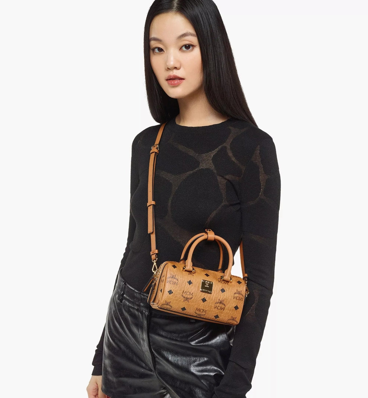 mẫu đeo túi MCM MINI BOSTON BAG IN COGNAC VISETOS ORIGINAL MWBAASE03CO001
