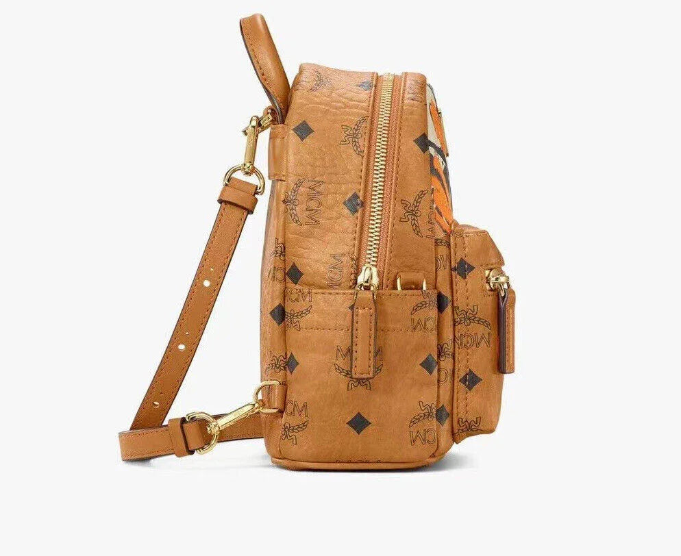 mặt hông MCM MINI STARK BEBE BOO IN BERLIN BEAR VISETOS COATED CANVAS BACKPACK
