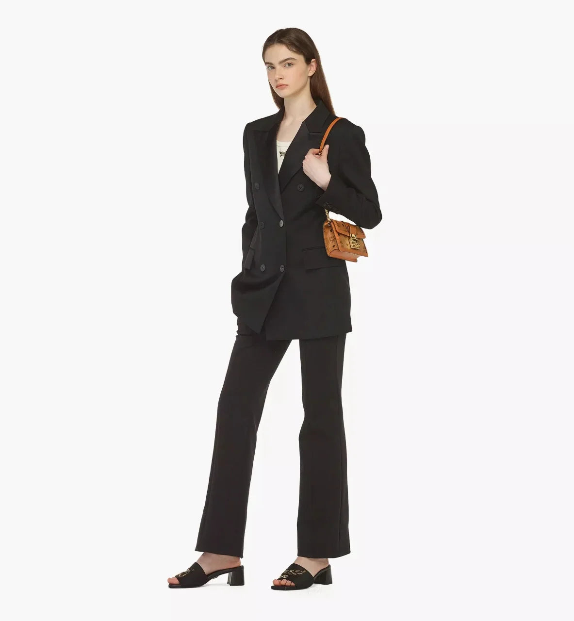 mẫu đeo túi MCM MINI TRACY CROSSBODY IN COGNAC VISETOS MWRBAWO05CO001