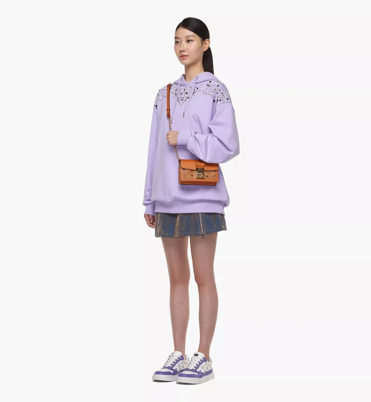 mẫu đeo túi MCM MINI TRACY CROSSBODY IN COGNAC VISETOS LEATHER BLOCK MWRBAWO02CO001