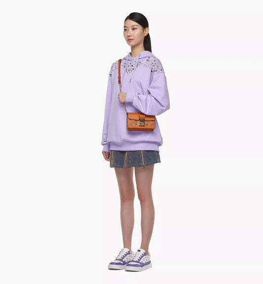 mẫu đeo túi MCM MINI TRACY CROSSBODY IN COGNAC VISETOS LEATHER BLOCK MWRBAWO02CO001