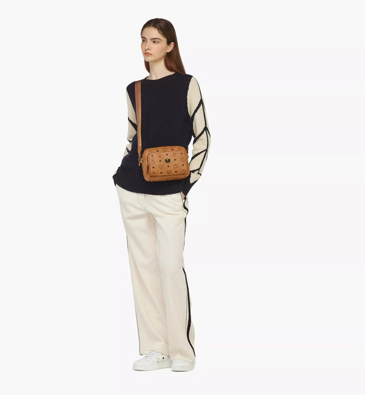 mẫu nữ đeo túi MCM SMALL AREN CROSSBODY IN COGNAC VISETOS MMRAAKC02CO001