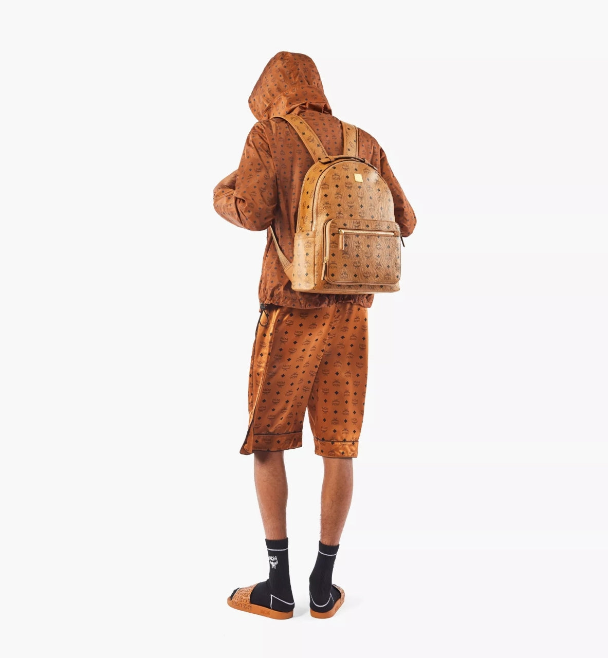 mẫu mang balo mặt hông MCM STARK MEDIUM BACKPACK IN COGNAC VISETOS MMKAAVE07CO001