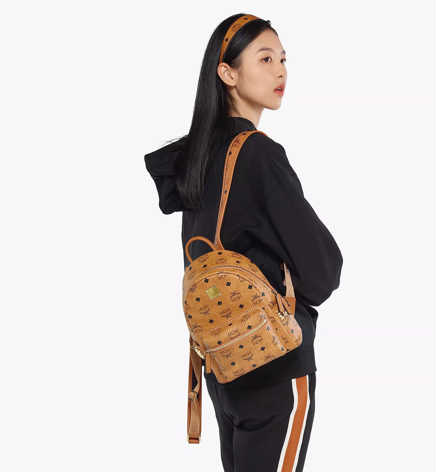 ảnh mẫu đeo balo MCM STARK SIDE STUDS MINI BACKPACKS IN COGNAC VISETOS MMKDSVE10CO001