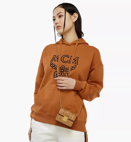 mẫu nữ đeo MCM TRACY CARD HOLDER IN COGNAC VISETOS MYLBSXT01CO001