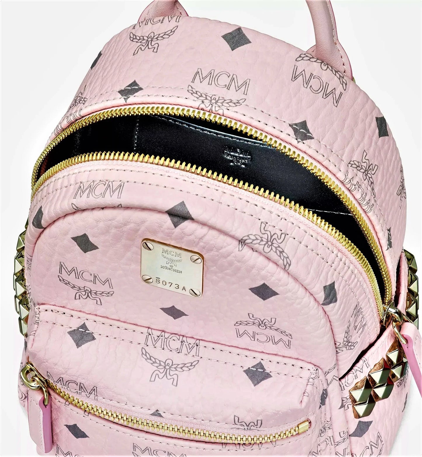 chi tiết MCM X-MINI STARK BEBE BOO SIDE STUDS BACKPACK IN POWDER PINK VISETOS MMK6SVE92QH001