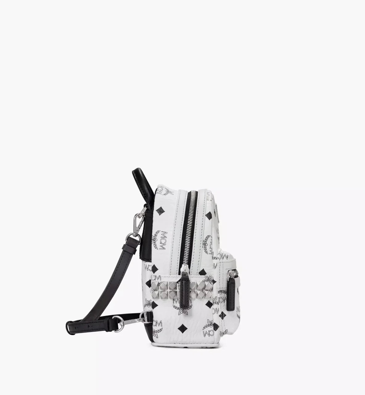 mặt hông MCM X-MINI STARK BEBE BOO SIDE STUDS BACKPACK IN WHITE VISETOS MMK6SVE92WT001