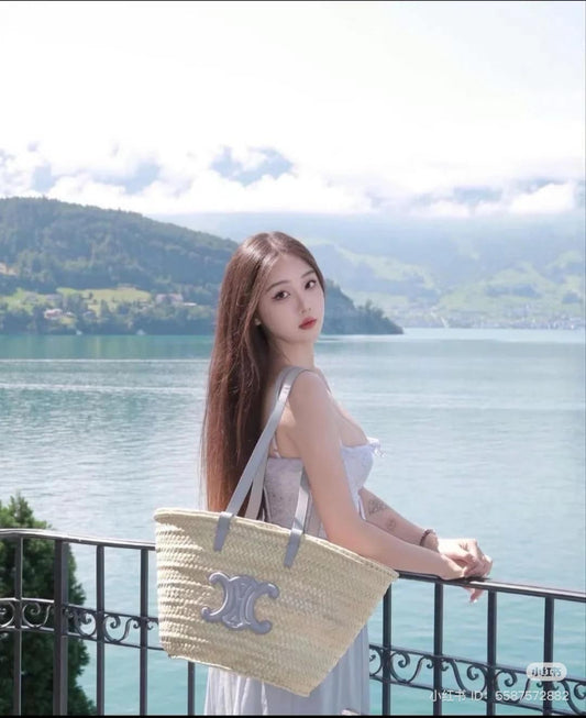 nữ đeo túi MEDIUM CELINE PALE BLUE CLASSIC PANIER IN PALM LEAVES AND CALFSKIN 192622CGG.07PB