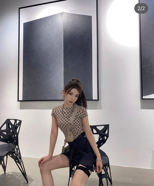 nữ mặc áo MISBHV BEIGE MONOGRAM T-SHIRT 3021W137