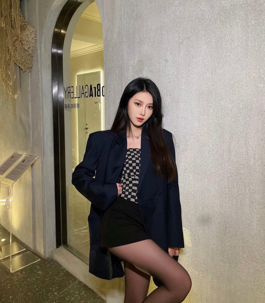 nữ mặc áo MISBHV BLACK BEIGE MONOGRAM SPAGHETTI TOP 3021W130