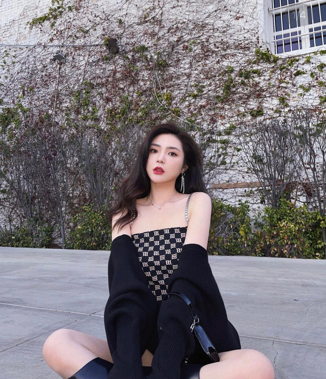 nữ mang áo MISBHV BLACK BEIGE MONOGRAM SPAGHETTI TOP 3021W130