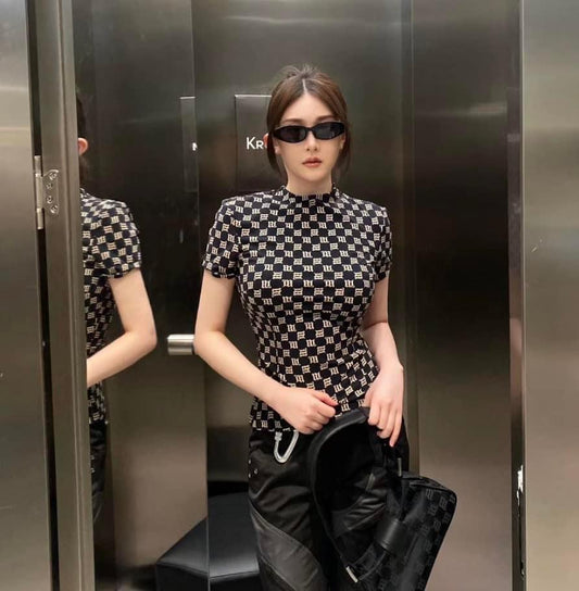 nữ mặc áo MISBHV BLACK BEIGE MONOGRAM T-SHIRT 3022W146