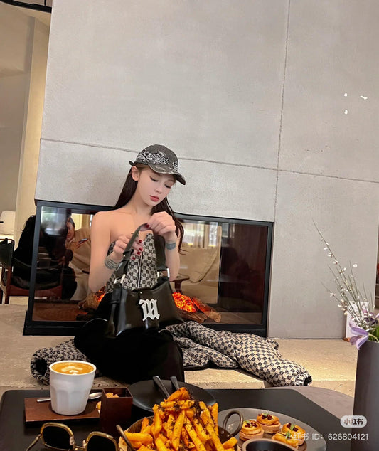 mẫu cầm túi MISBHV BLACK LEATHER SHOULDER BAG SMALL 122A405