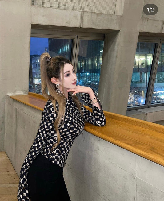 nữ mặc MISBHV BLACK MONOGRAM LARA 90'S SHIRT 3021W133