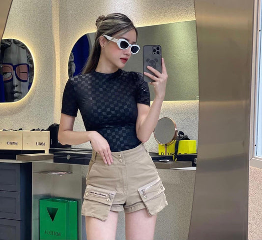 nữ mặc áo MISBHV BLACK MONOGRAM T-SHIRT 3121W103