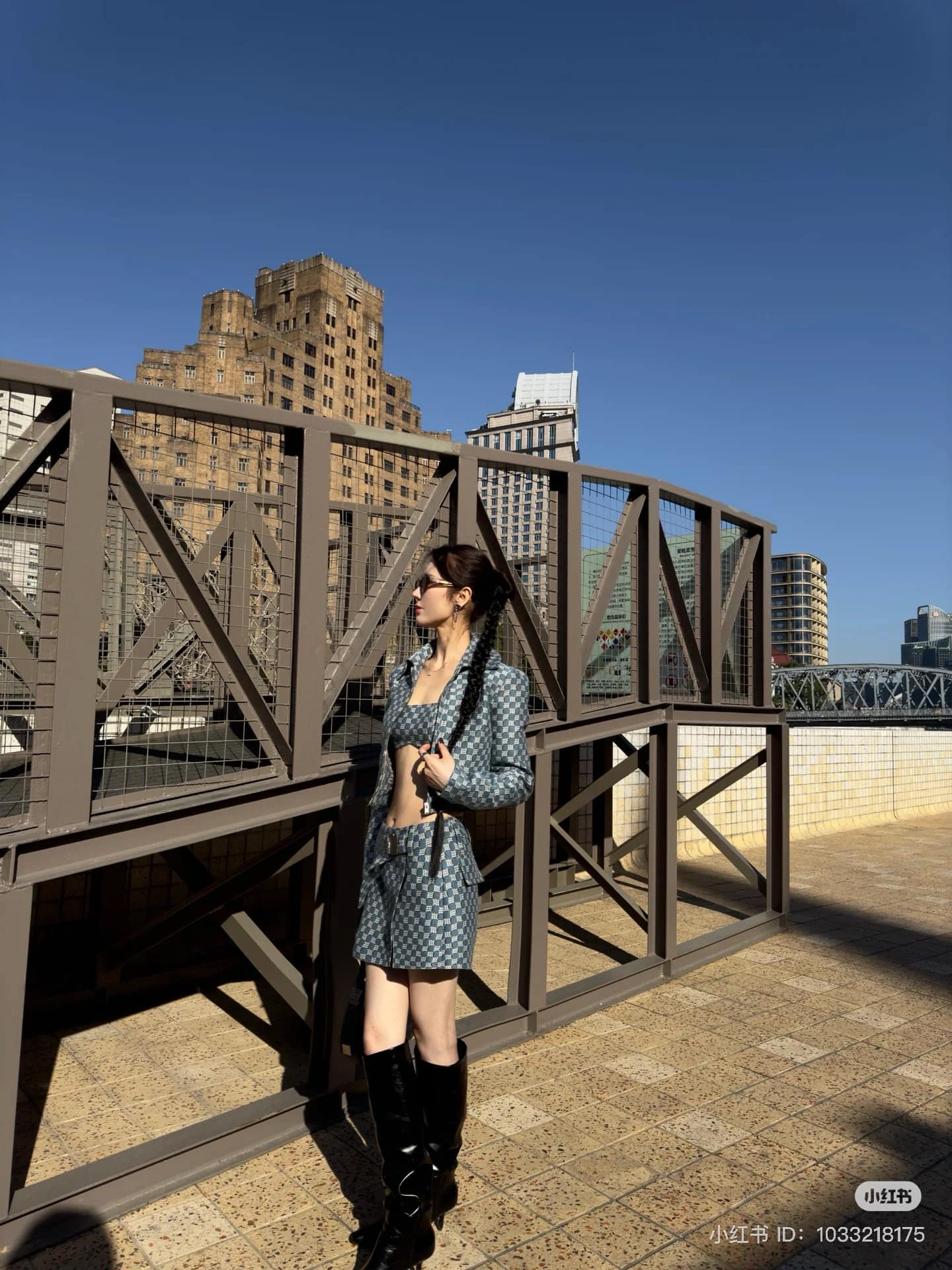 mẫu mang váy MISBHV BLUE JACQUARD CANVAS MONOGRAM MINI SKIRT 230W852