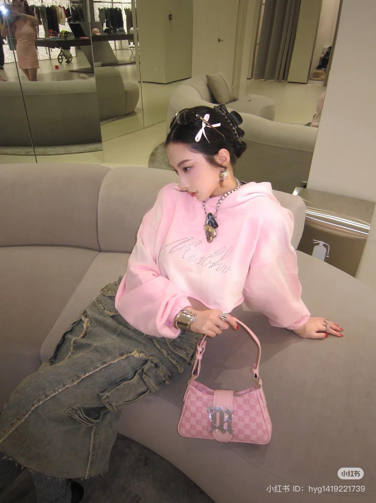 mẫu đeo túi MISBHV BUBBLEGUM JACQUARD MONOGRAM SHOULDER BAG SMALL 231A402