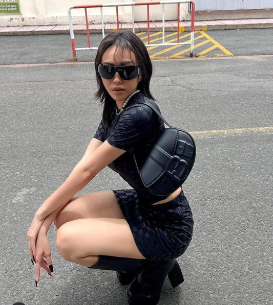 mẫu mặc váy MISBHV FULL BLACK MONOGRAM MINI SKIRT 3022W856