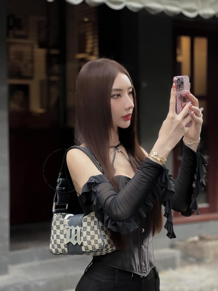 mẫu cầm túi MISBHV GREY JACQUARD MONOGRAM SHOULDER BAG MINI 122A402