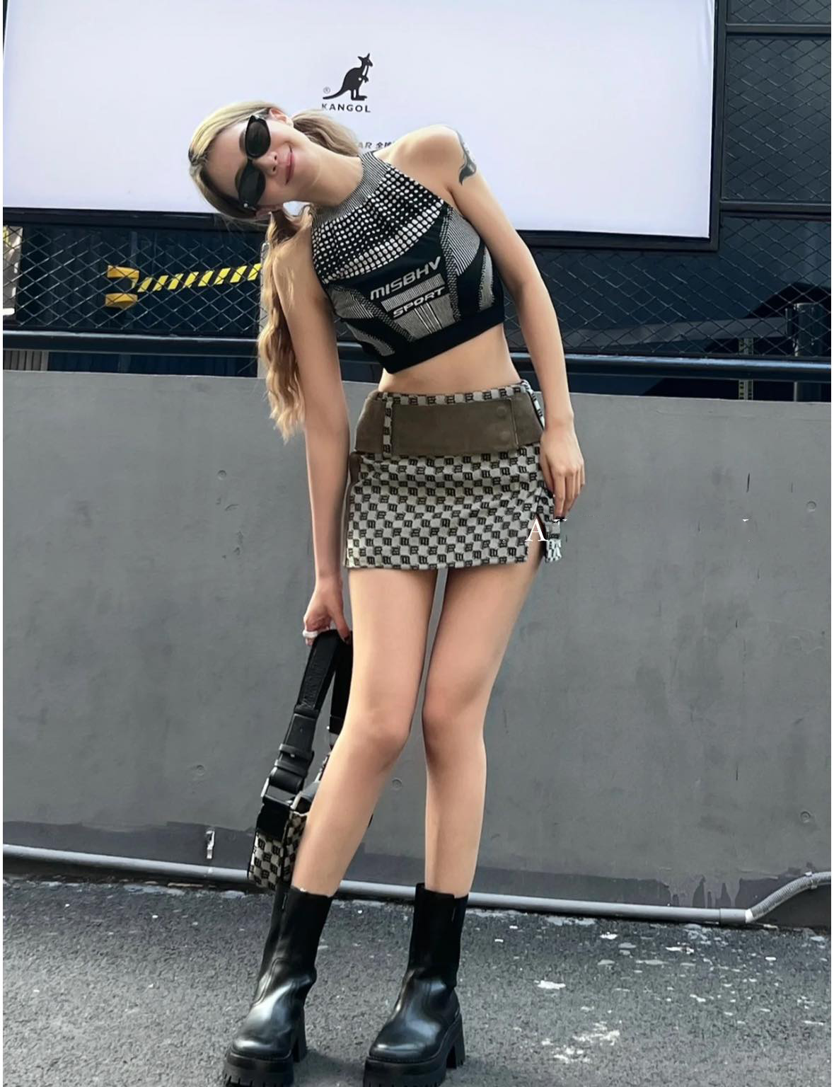 mẫu mang váy MISBHV GREY MONOGRAM JACQUARD CANVAS/SUEDE MINI SKIRT 022w851
