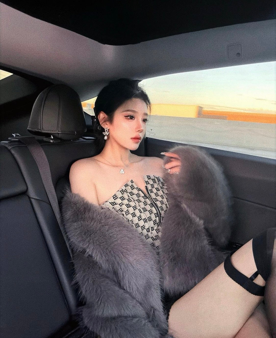 nữ mặc áo MISBHV GREY MONOGRAM JACQUARD CORSET TOP 022W135