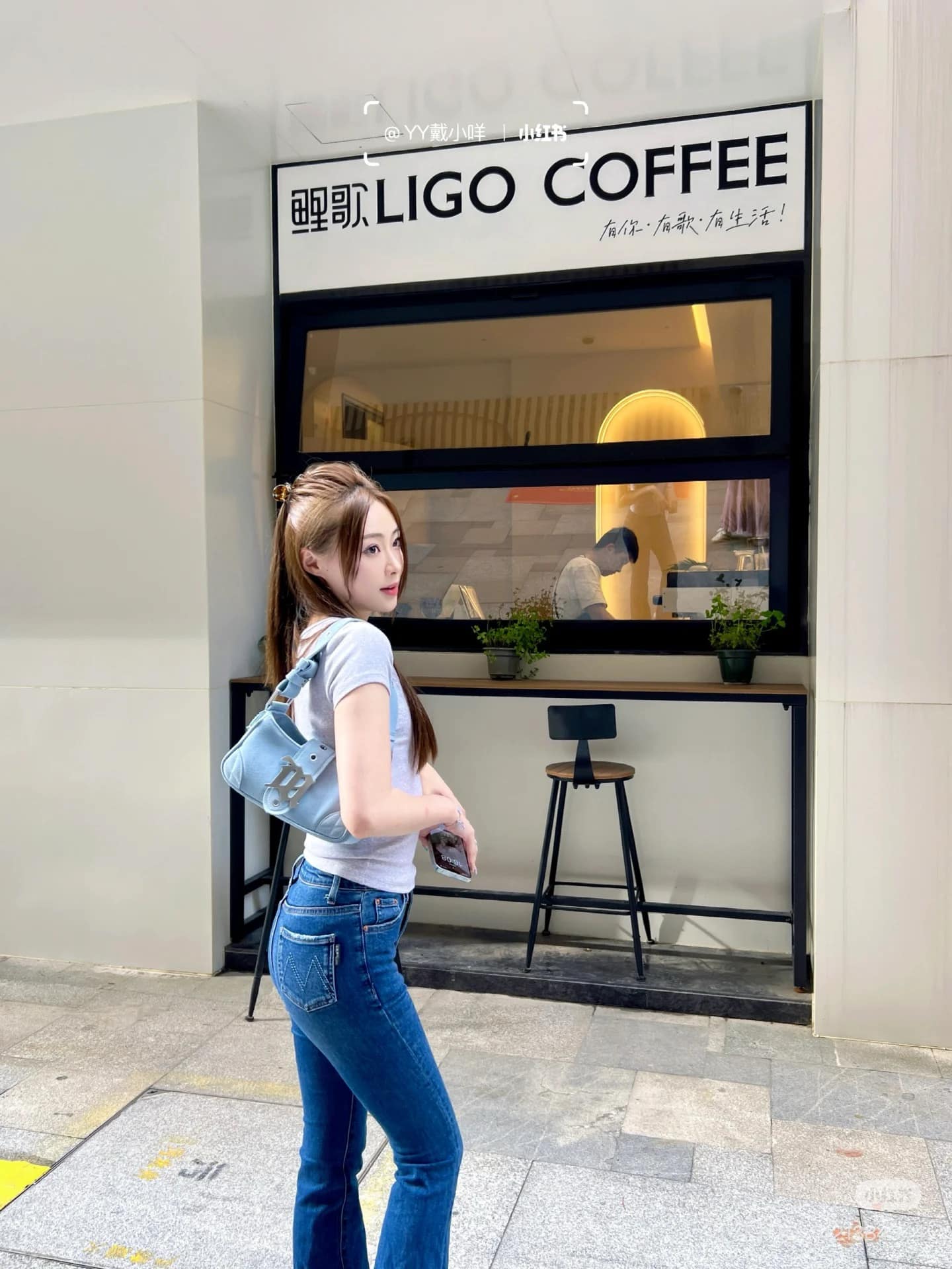 mẫu đeo túi MISBHV LIGHT BLUE SUEDE SHOULDER BAG SMALL 230A402