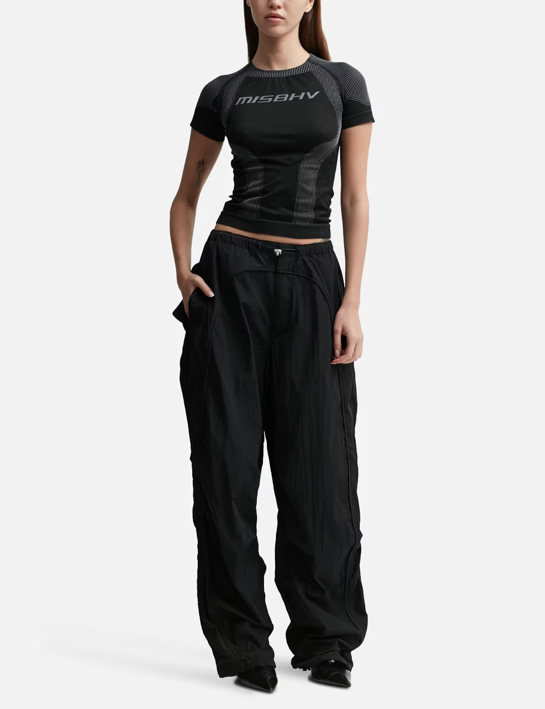 nữ mặc áo Misbhv Women Muted Black Sport T‑Shirt 231W542