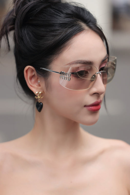 mẫu đeo kính MIU MIU 0MU 54YS 1BC10F SUNGLASSES LIGHT GOLD LENSES