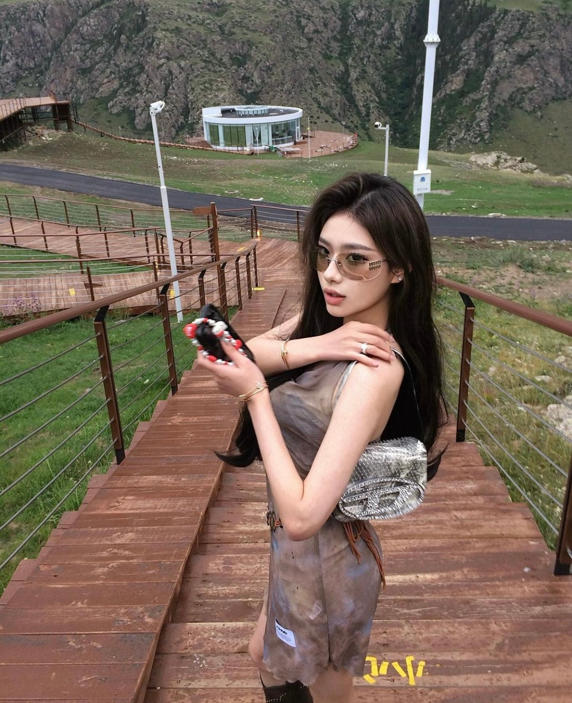 nữ mang kính MIU MIU 0MU 54YS 1BC10F SUNGLASSES LIGHT GOLD LENSES