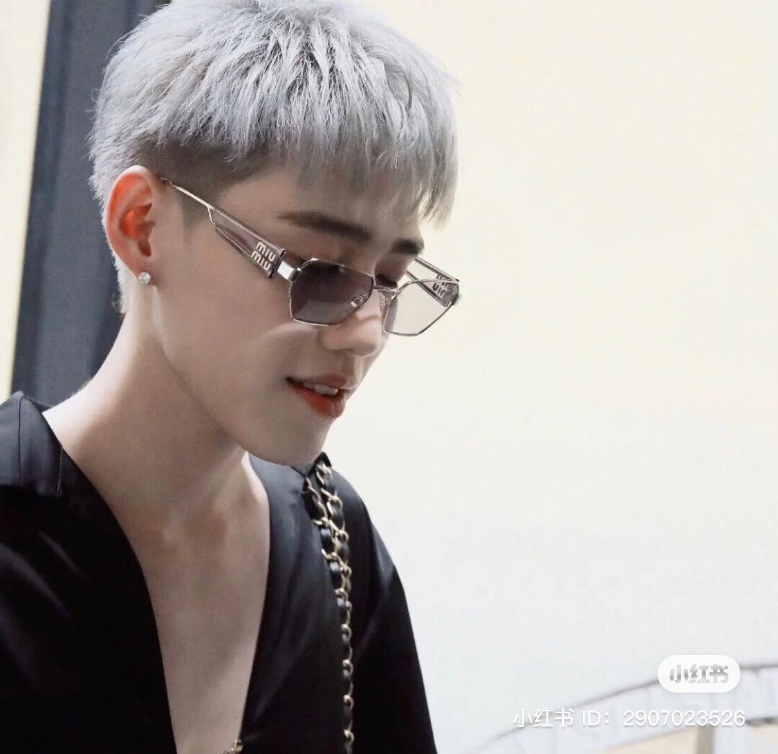 nam đeo kính