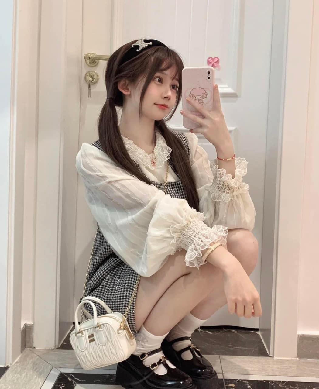 nữ đeo túi