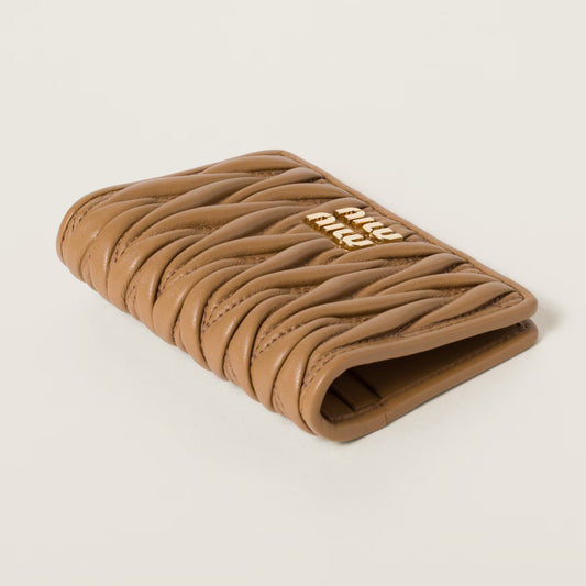 chi tiết cận chất liệu của card holder