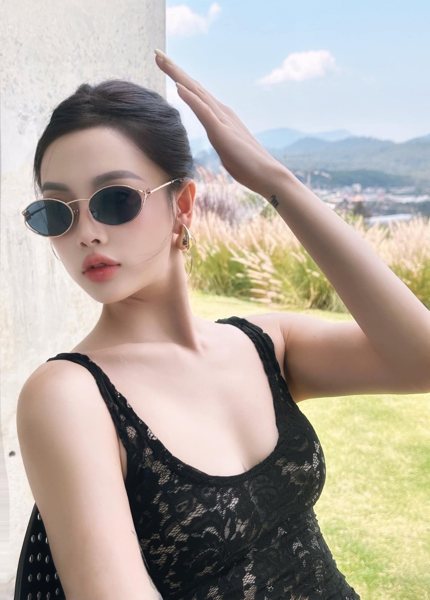mẫu nữ mang kính MIU MIU LOGO MU 52YS ZVF1V1 SUNGLASSES BLUE LENSES SMU52Y_EZVF_F01V1_C_054 authentic