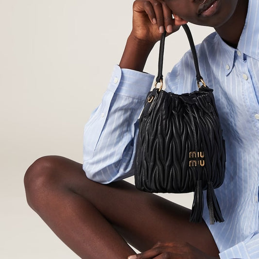 nữ mang túi Miu Miu Matelassé Medium Bucket Bag Black 5BE084_N88_F0002