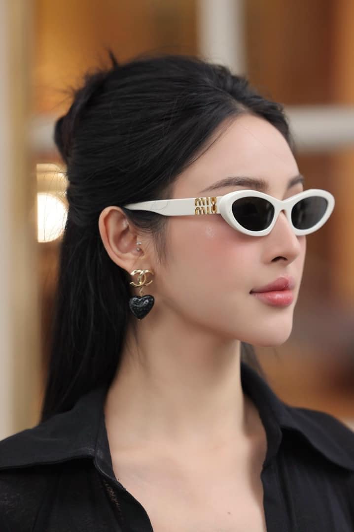 nữ đeo kính MIU MIU MU 09YS 1425S0 GLIMPSE SUNGLASSES SLATE GRAY LENSES