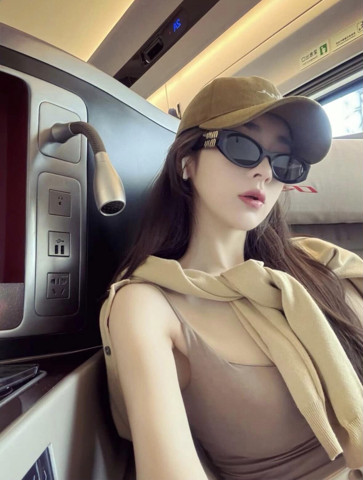 nữ đeo kính MIU MIU MU 11WS 1AB5S0 GLIMPSE SUNGLASSES SMU11W_E1AB_F05S0_C_054
