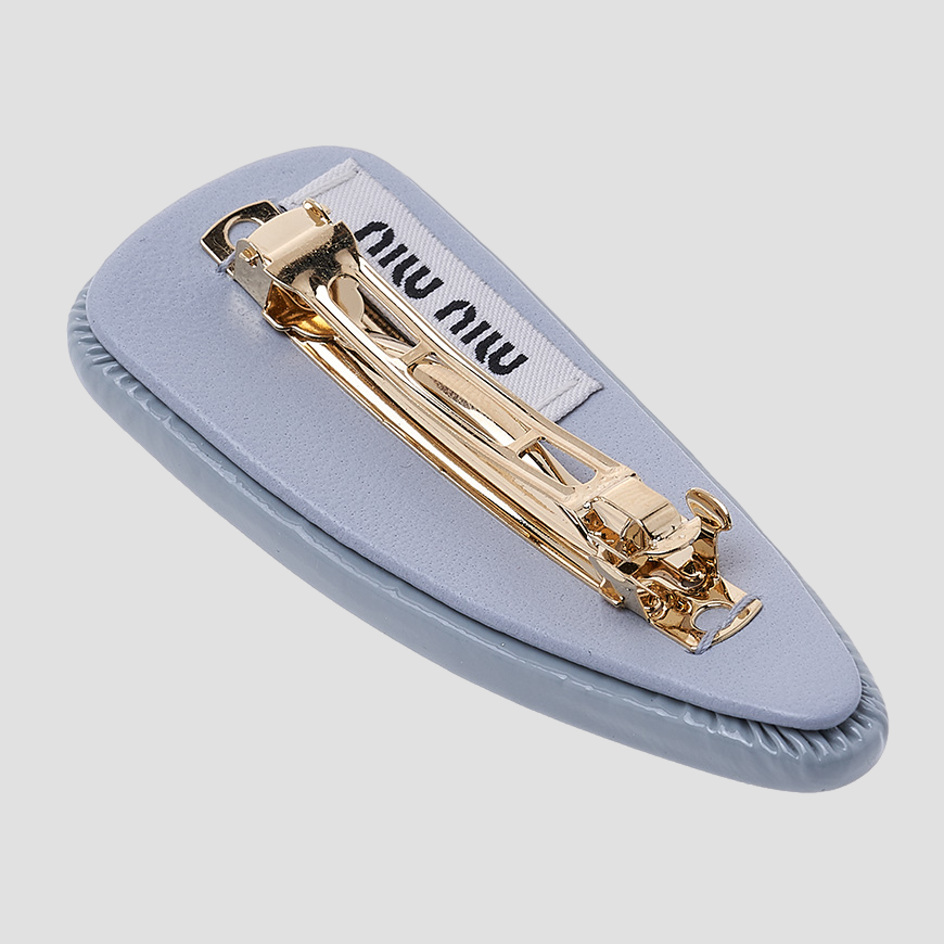 mặt sau kẹp tóc