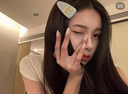 mẫu mang kẹp tóc MIU MIU PATENT LEATHER HAIR CLIP CORNFLOWER 5IF092_069_F0591