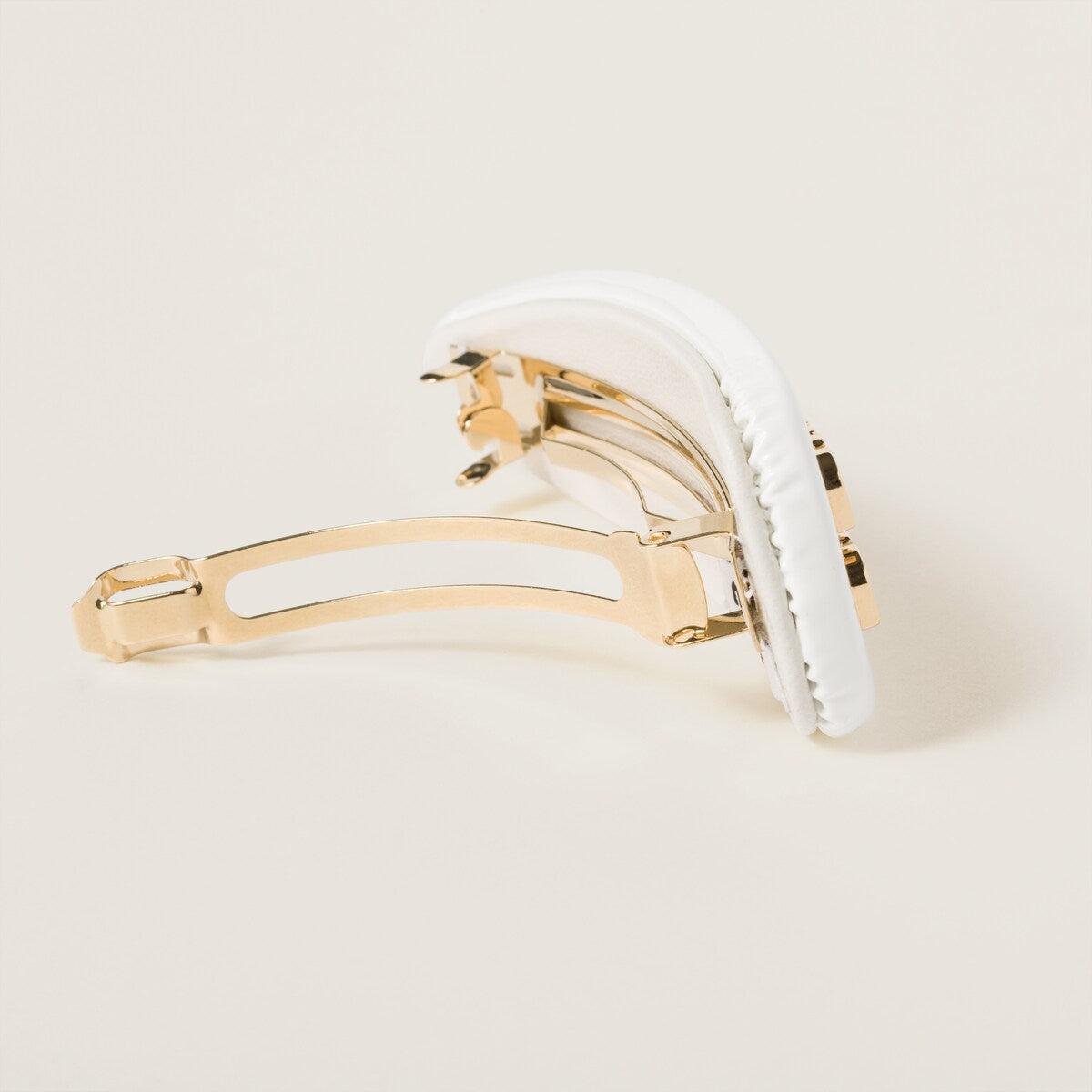 mặt sau kẹp tóc