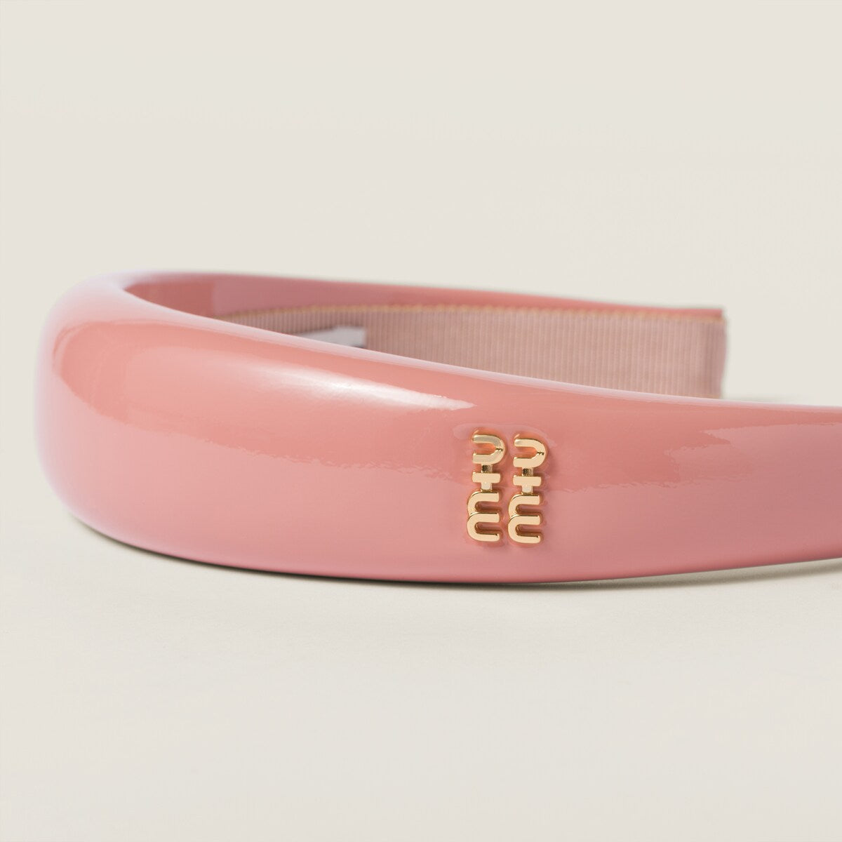 chi tiết bờm MIU MIU PATENT LEATHER HEADBAND CAMELIA 5IH025_069_F0D61 authentic tại BlankRoom